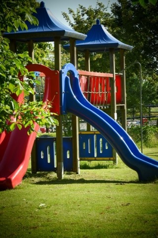Großer Spielplatz auf dem Hof