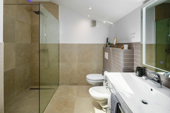angrenzendes Duschbad  1. Stock