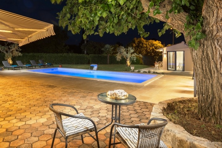 Poolbereich am Abend