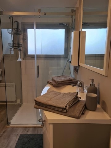 Badezimmer mit Glas-Dusche 120x90cm