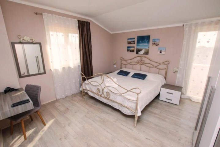 Schlafzimmer II 
