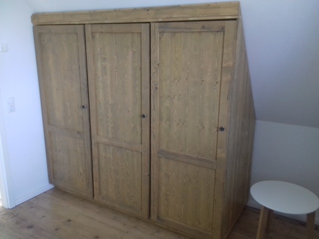 Einbau-Kleiderschrank mit extra viel Platz (Schlafzimmer 1)