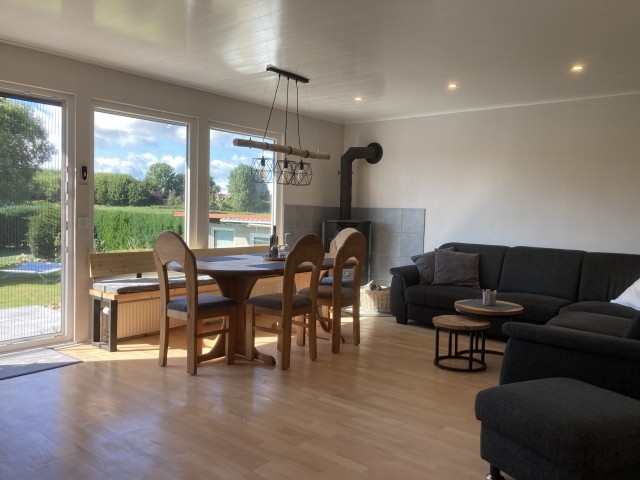 Lichtdurchflutetes Wohnzimmer mit Blick in den Garten