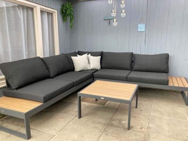 überdachte Sitzecke mit Loungemöbeln