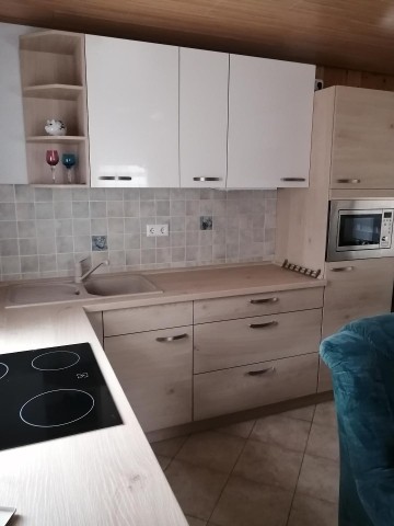 Blick zur Küche im Wohnraum