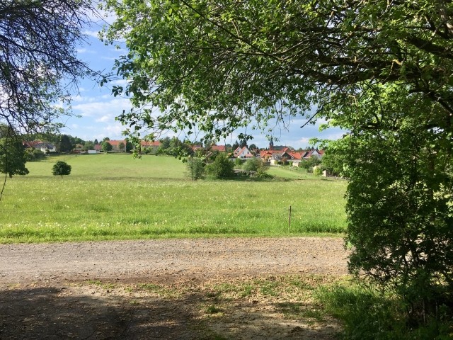 Blick vom Grundstück auf Neudorf