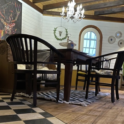 Der offene Essbereich im Wohnzimmer vorm Kamin