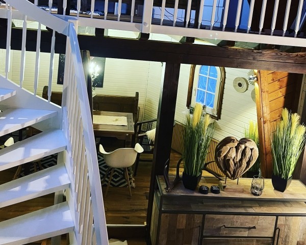Die breite Treppe zur Galerie 