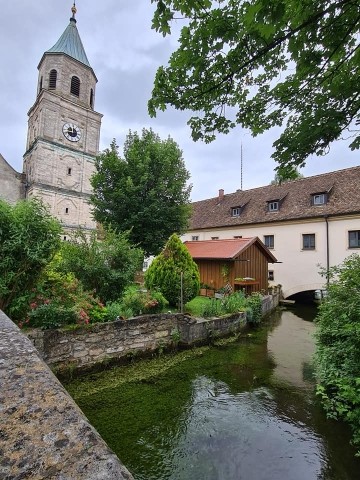 Kirche in Polling mit dem Tiefenbach