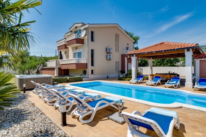 Moderne Villa Šuker mit privatem 30qm Pool, Jacuzzi, Fitnessraum, Sauna, 5 Schlafzimmer