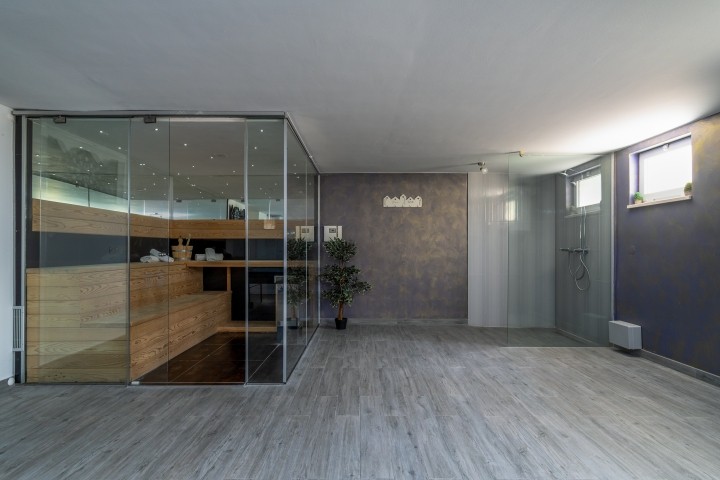 Fitnessraum und finnische Sauna, es gibt auch eine Dusche, eine Toilette und eine Waschmaschine