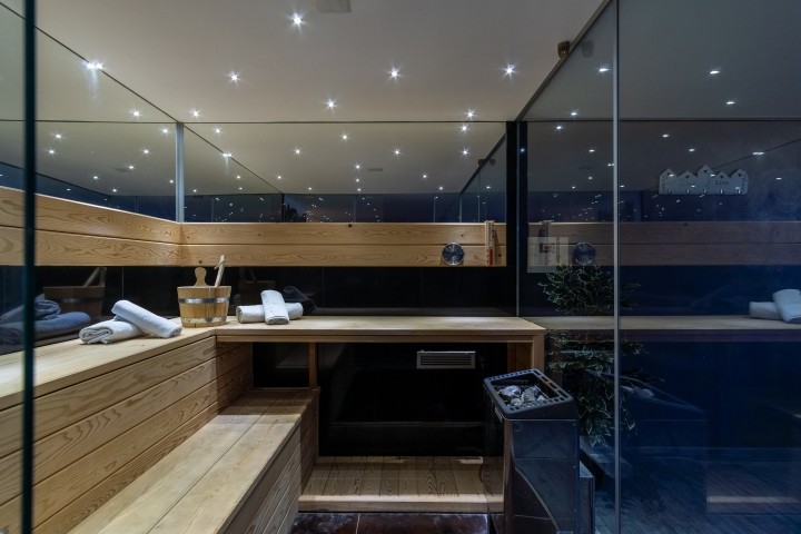 Fitnessraum und finnische Sauna, es gibt auch eine Dusche, eine Toilette und eine Waschmaschine