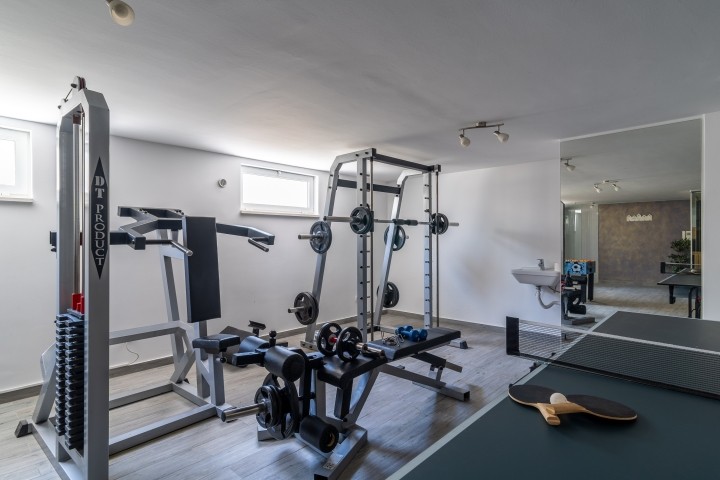 Es gibt auch einen Fitnessraum im Haus mit Tischfussball und Tischtennis