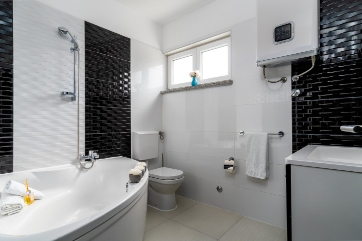 Familienbadezimmer mit Badewanne und WC - Erdgeschoss