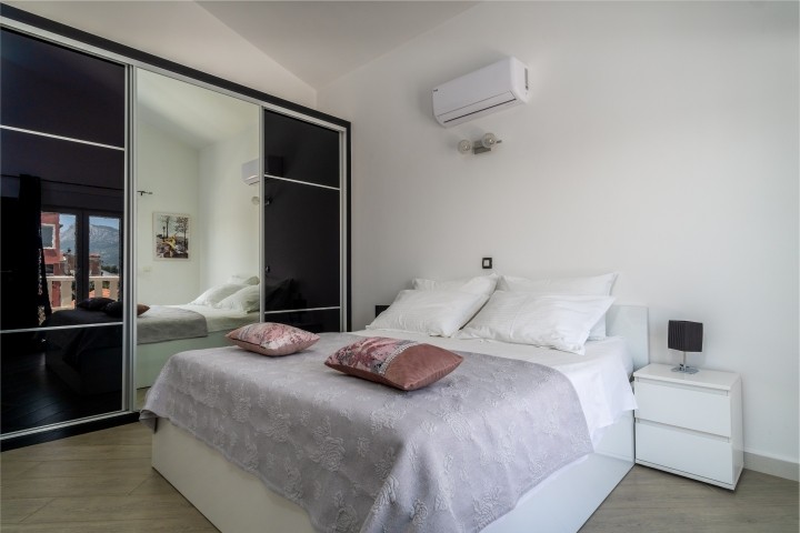 Schlafzimmer Nr. 3 mit Kingsize-Bett 180x200cm und TV