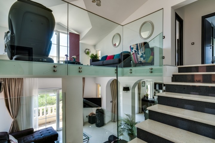 zweites Wohnzimmer mit TV, A/C, einem hochwertigen Massagesofa, Schlafsofa für 2 Pers.