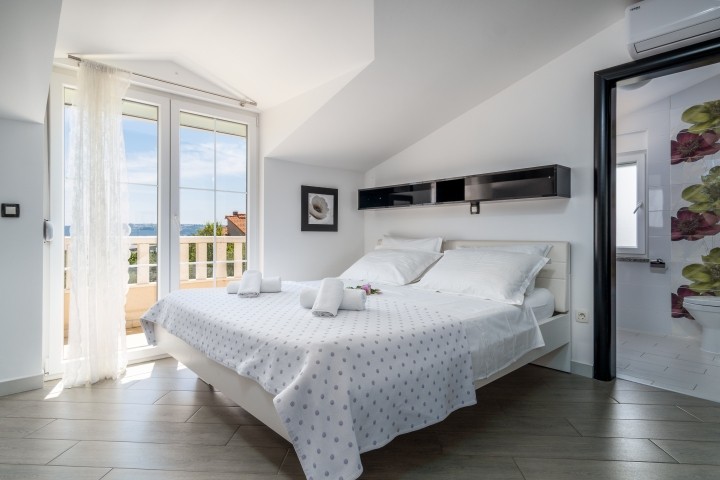 Schlafzimmer Nr. 3 mit Kingsize-Bett 180x200cm und TV