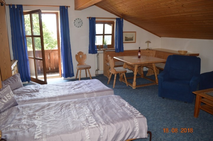 Wohnzimmer mit Klappbetten