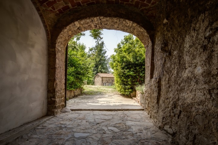 Blick durch den Torbogen in den Innenhof