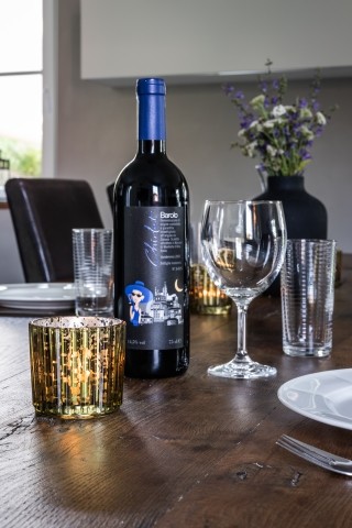 Ein guter Wein aus der Region, ein schön gedeckter Tisch, leckere Speisen... was will man mehr?
