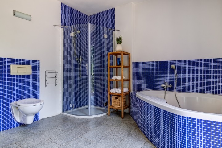 Geräumiges Bad mit Dusche und Eck-Badewann im Obergeschoss