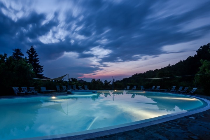Herrliche Abendstimmung am grossen Pool mit Kleinkinderbecken und Pool