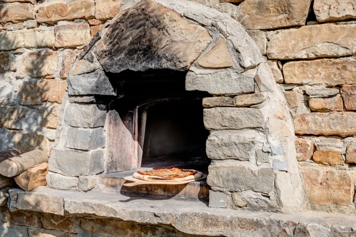 Einer der vielen Brotbacköfen für Pizza, Brot und allerlei mehr