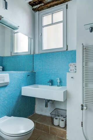 Das Bad "en suite" mit Waschtisch, WC und Dusche