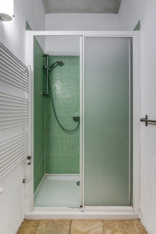 ...mit Dusche, WC und Waschtisch