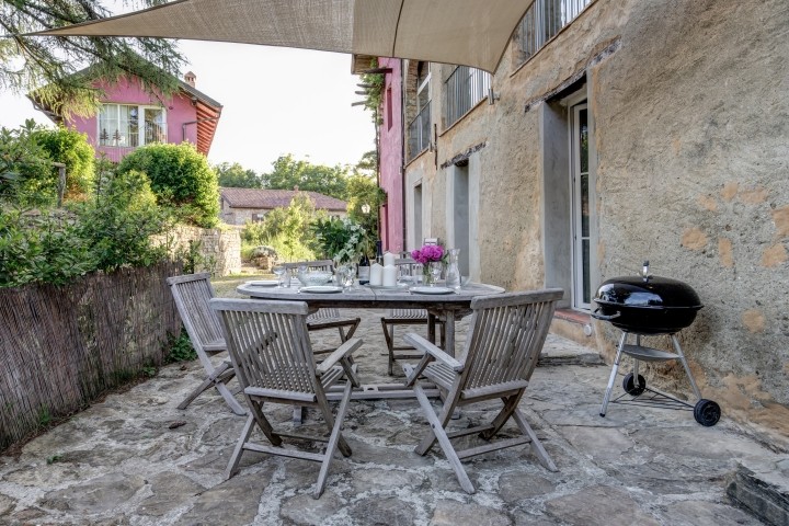 Grosse Terrasse mit Teak-Möbeln und Grill