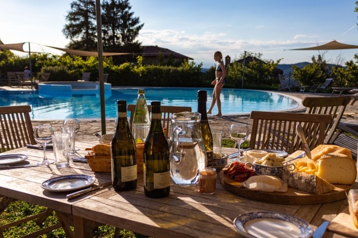 Auch die Tische rund um den Pool laden zum Aperitif ein