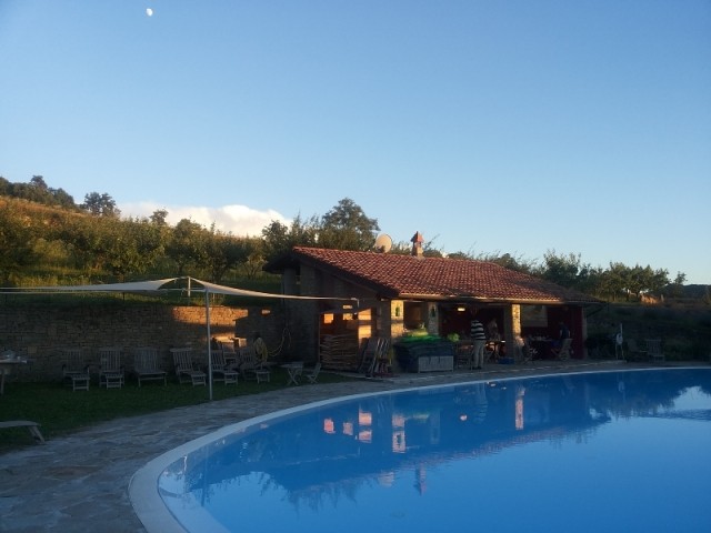 Und weil es so schön ist, nochmals ein Bild von Pool und Poolhaus