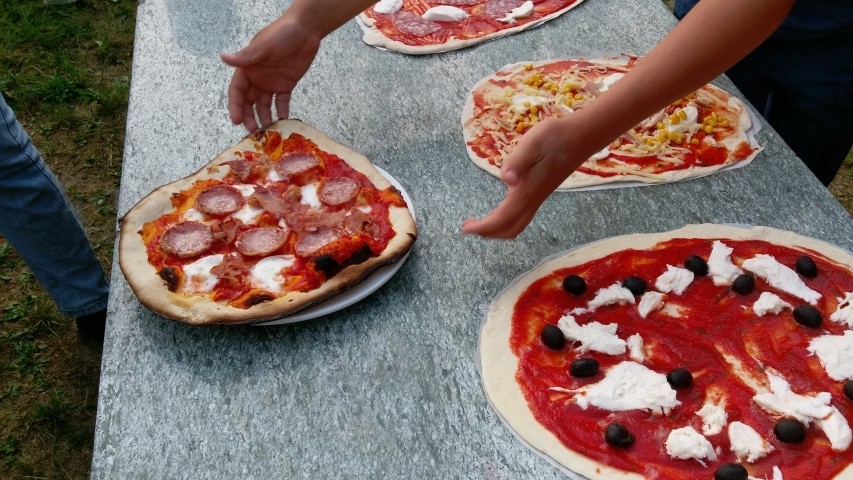 Bei genügend Interesse wird ein Mal pro Woche der Ofen eingeschürt und Pizza gebacken