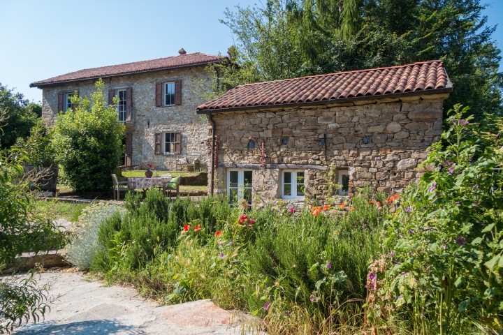 Casa Staccata im Hintergrund, kleines, unbewohntes Häuschen im Vordergrund.