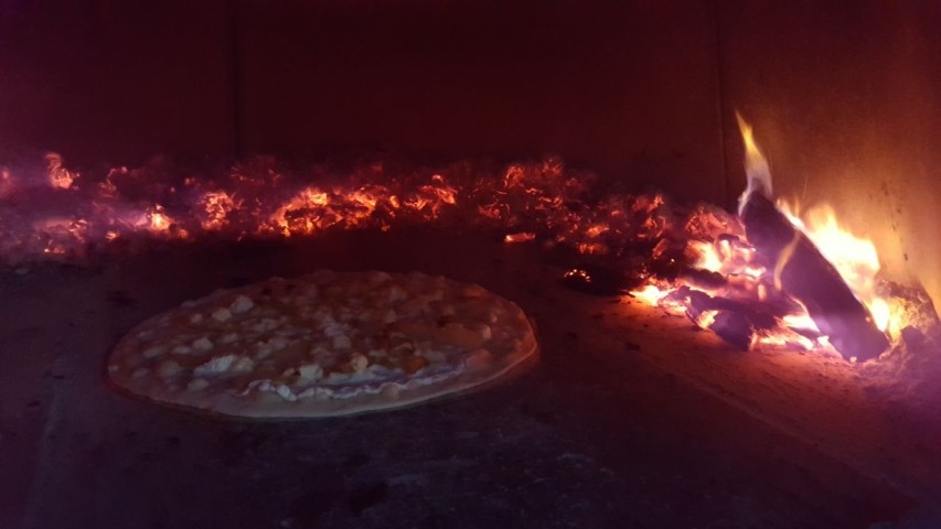 Bei genügend Interesse wird ein Mal pro Woche der Pizzaofen eingeschürt und bestückt