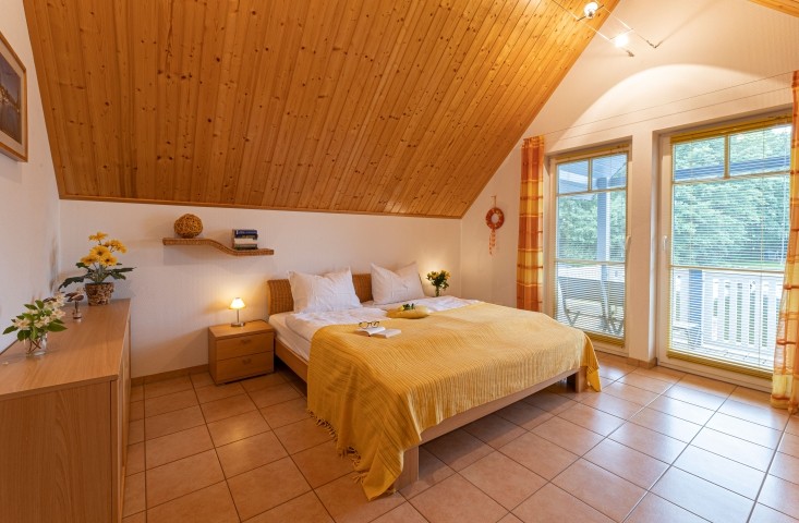 Großes Doppelbett
