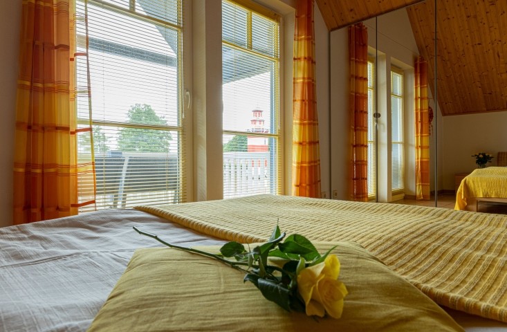 Blick vom Bett über den Balkon auf den Leuchtturm