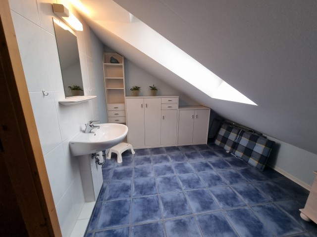 Bad mit Toilette und Waschbecken im Obergeschoss