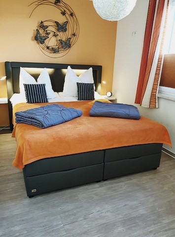 Schlafzimmer mit Boxspringmatrazen