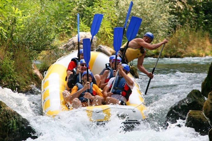 Rafting auf dem Fluss Cetina, um Ihren Tag mit Spaß und Adrenalin zu füllen.