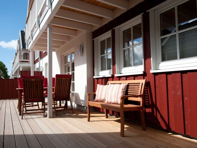 große Terrasse mit Liegestühlen, Essecke und Strandkorb