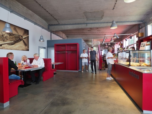 Bistro und Mini-Markt in direkter Umgebung