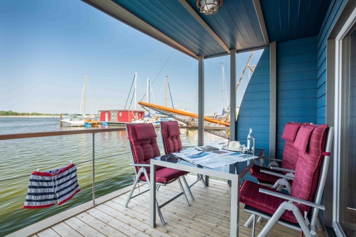 Überdachte Terrasse mit Sitzgelegenheit