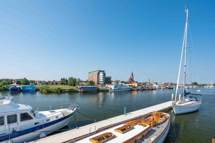 Blick vom Hafen auf das Städtchen Barth