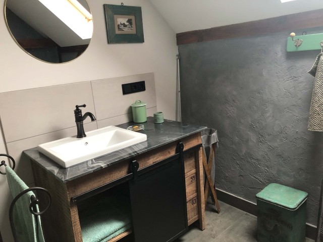 Der Waschtisch im Badezimmer