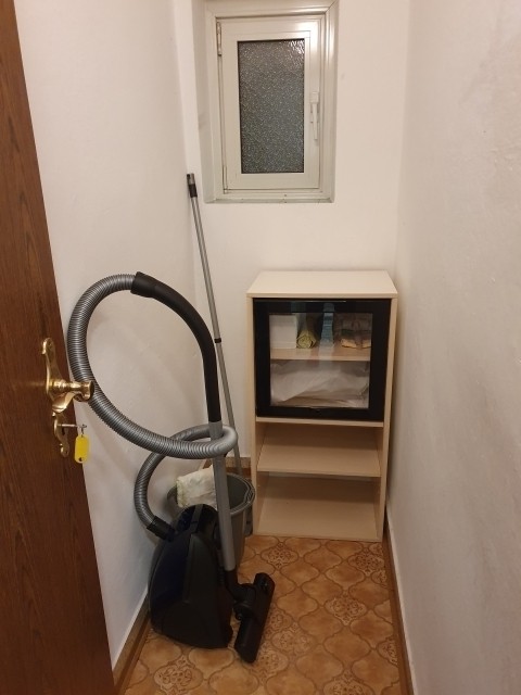 In der kleinen Abstellkammer finden Sie auch Staubsauger und Wischer