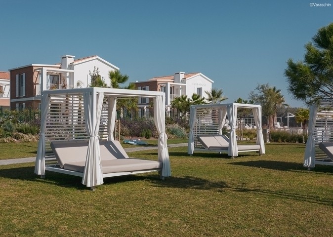 Auch auf der Grünfläche des Resorts laden die bequemen Cabanas zum Entspannen ein