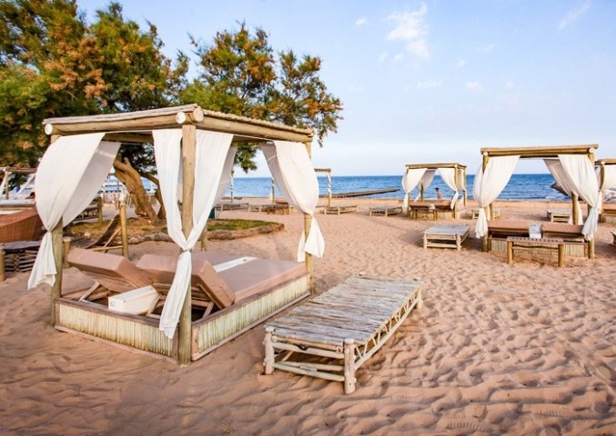 Der traumhafte Strand "Baia Blu" liegt direkt vor dem Pareus Beach Resort