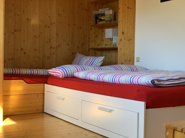 Schlafzimmer mit Doppelbett und Schlafkoje