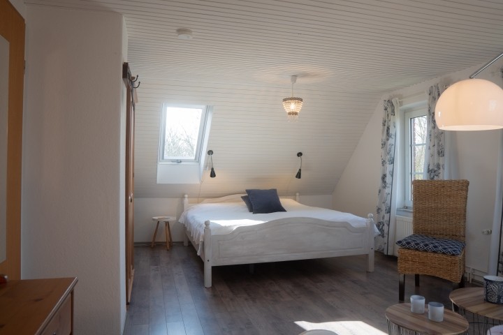 Schlafzimmer 1 mit Sofa und Sat. TV
